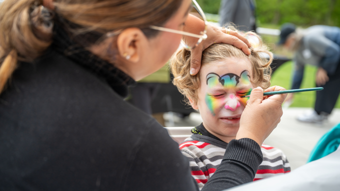 FunFaces by Brenda paints a child's face