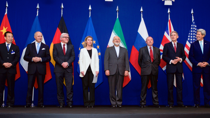 Officials of the EU, P5+1, and Iran pose for a picture